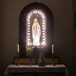 Oltár Panny Márie Lurdskej